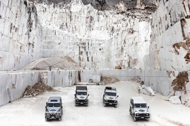 Carrara márványbánya terepjárókkal