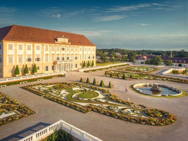 Schlosshof adventi vásár és kastélybelépő vezetéssel