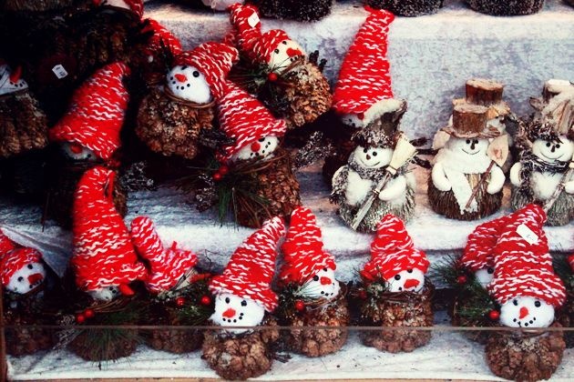 Kicsi adventi fenyőmikulások a bécsi vásárban